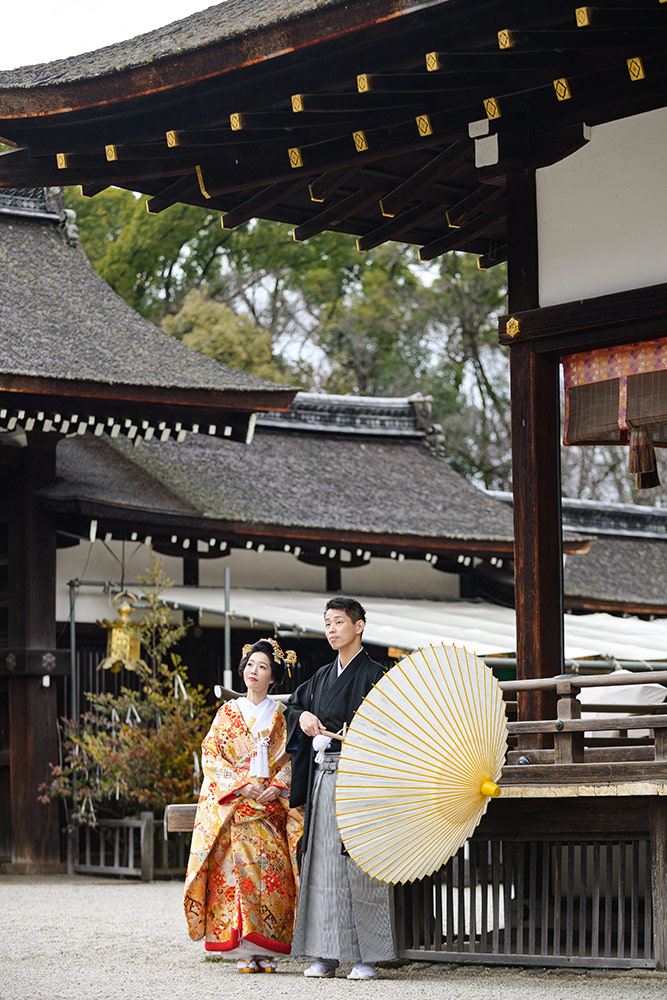 世界遺産の神社で、ご縁を結ぶ象徴「双葉葵」に囲まれた結婚式。