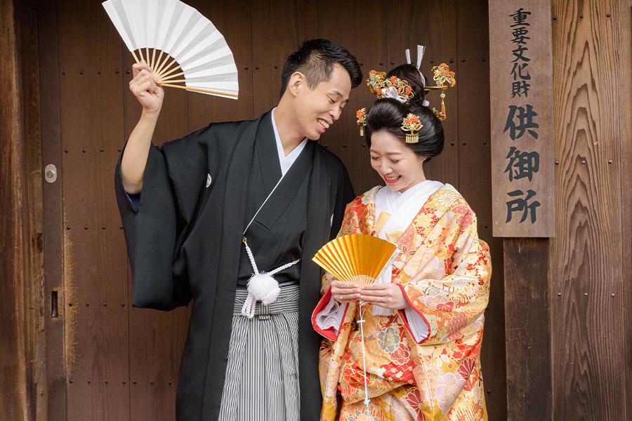 世界遺産の神社で、ご縁を結ぶ象徴「双葉葵」に囲まれた結婚式。